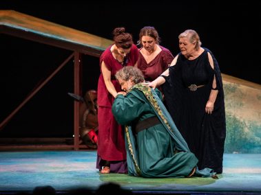 Las Suplicantes - El rey de rodillas